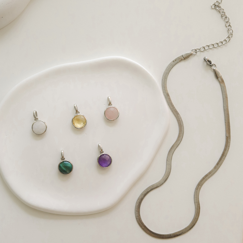 5 edelstenen + 1 ketting